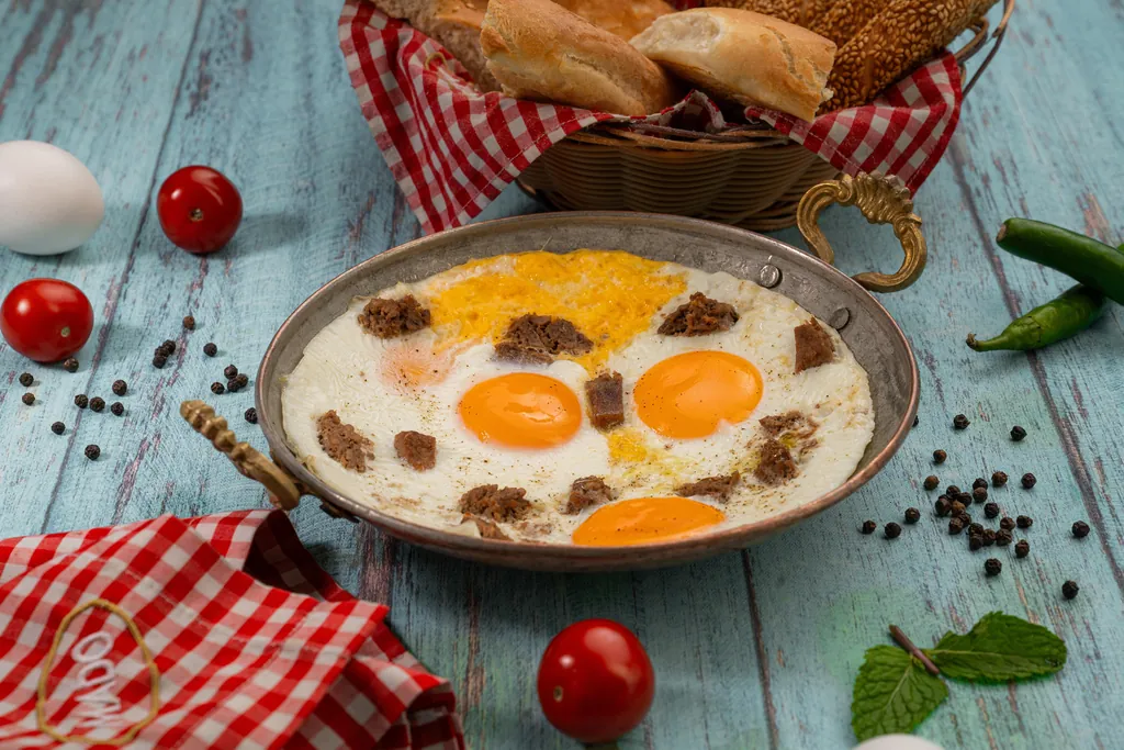 Fried Eggs with Meat